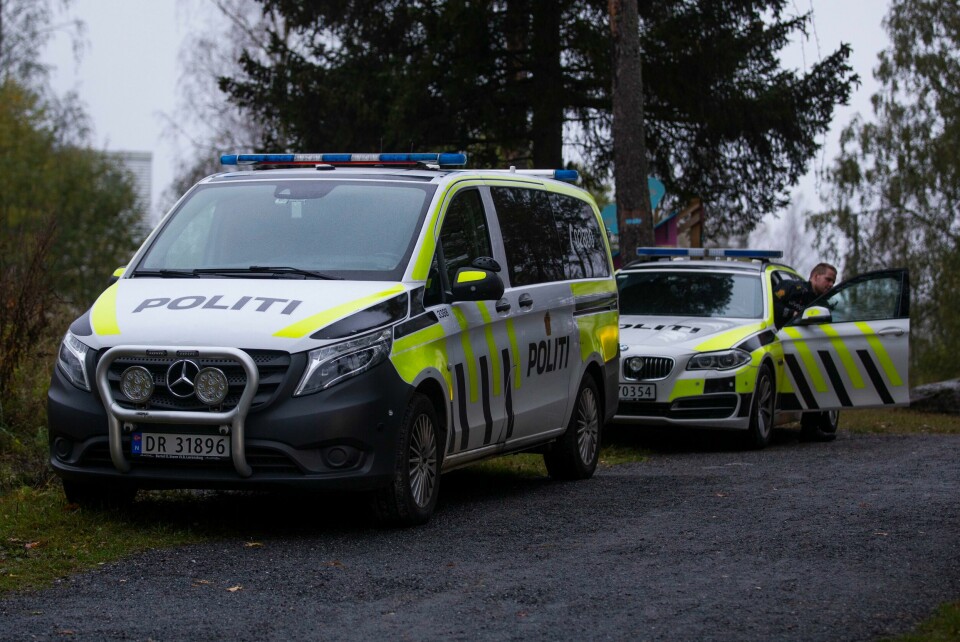 PÅGREPET: En person er pågrepet i forbindelse med drapet av en 20 år gammel mann på Mortensrud. To personer er etterlyst i hele verden. Politiet jobber ved Lofsrud skole på Mortensrud, hvor en Hamse Hashi Adan ble skutt og senere døde av skadene. Foto: Trond R. Teigen / NTB