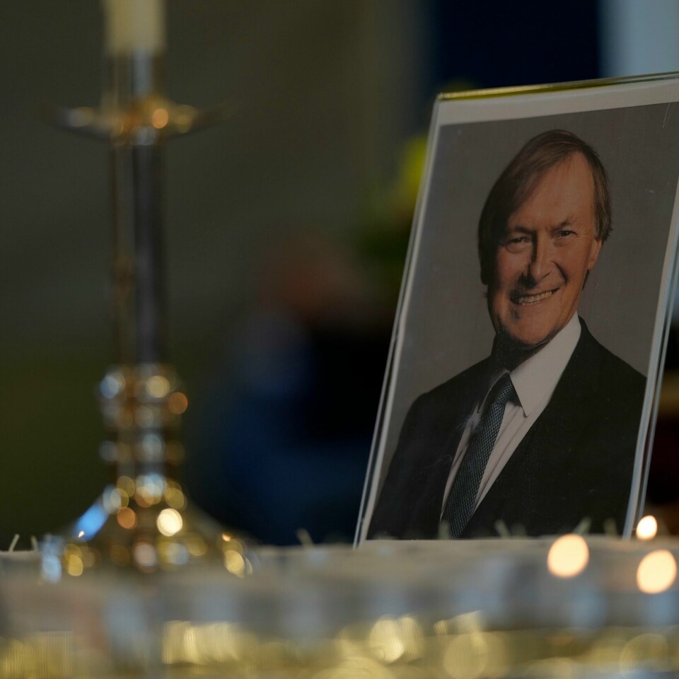 SORG: Familien til politikeren David Amess er fullstendig knust etter drapet. Bildet er tatt fra begravelsen, som ble holdt søndag. Den konservative politikeren David Amess ble fredag knivstukket og drept under et besøk i Essex. Familien hans sier i en uttalelse at de er «fullstendig knust» etter drapet. Foto: Alastair Grant / AP / NTB