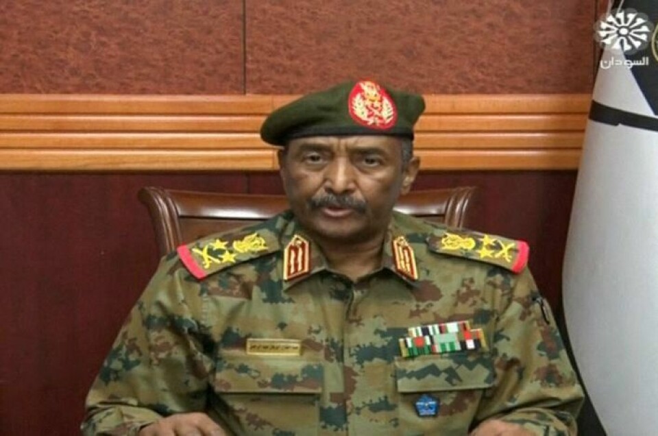 GENERAL: Abdel Fattah al-Burhan forteller at Sudans regjering er oppløst. Han ønsker å danne en ny regjering. Bildet er tatt fra talen hans mandag. General Abdel Fattah al-Burhan iført uniform holder tale på tv.