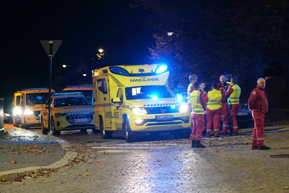 SYKEHUS: De tre personene som ble meldt skadd er nå skrevet ut fra sykehuset. Flere ambulanser rykket ut til Kongsberg onsdag kveld. Foto: Joakim Fjeldli / NTB