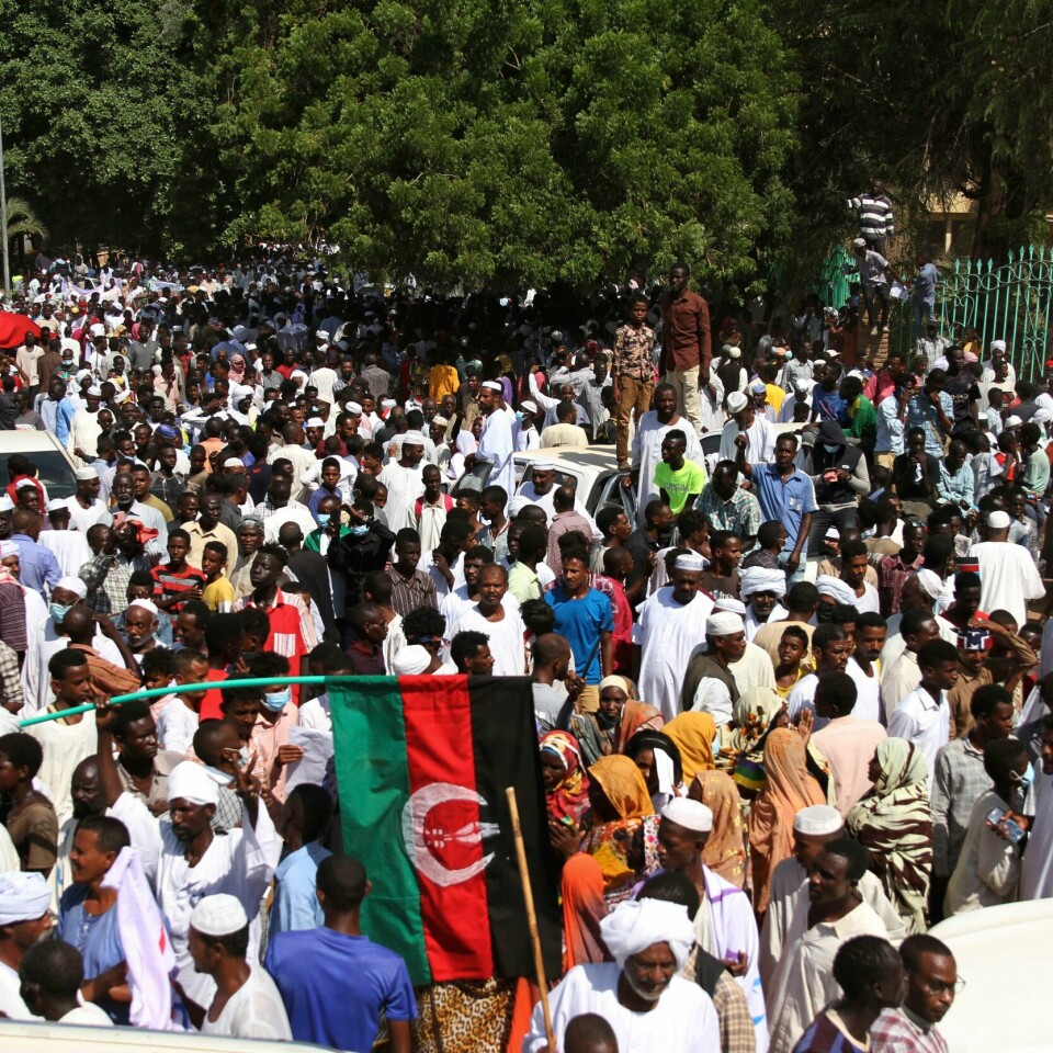 DEMONSTRASJON: Her demonstrerer folket utenfor presidentpalasset for én uke siden. Sudanere demonstrerte i hovedstaden Khartoum lørdag med krav om at statsminister Abdalla Hamdok og hans overgangsregjering må gå av. Foto: AP / NTB