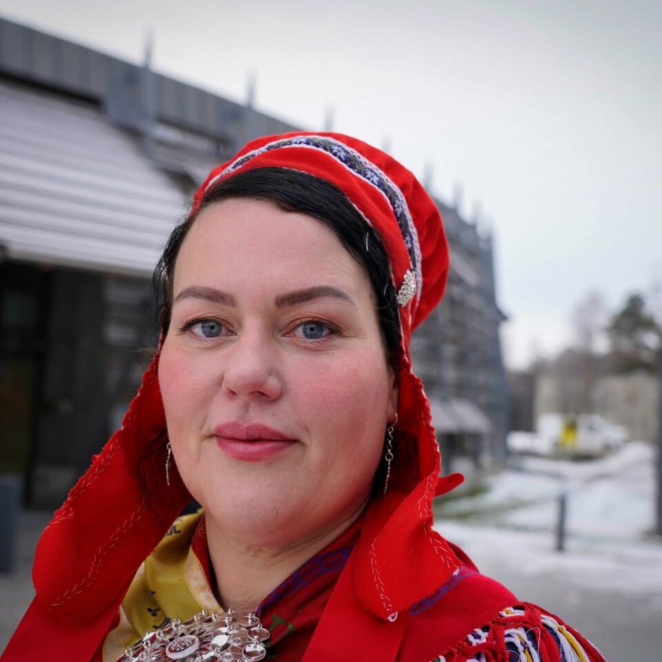NY: Silje Karine Muotka blir ny president i Sametinget. Bildet er av Silje Karine Muotka. Hun har på seg samisk festdrakt. Hun står foran Sametinget. Foto: Terje Bendiksby / NTB