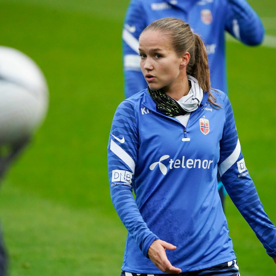 GLEDER SEG: Guro Reiten trener mandag på Ullevaal stadion før kampen mot Belgia. Hun gleder seg til å se og høre publikum. Guro Reiten ble drillet som venstreback på trening før VM-kvalifiseringskampen mot Belgia. Foto: Terje Bendiksby / NTB