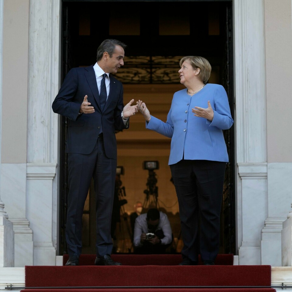 BESØK: Angela Merkels siste besøk som forbundskansler var til Hellas. Hellas statsminister Kyriakos Mitsotakis, til venstre, ønsker Tysklands statsminister Angela Merkel velkommen i Aten, fredag 29. oktober. Merkel er på et todagers besøk i landet. Foto: Petros Giannakouris / AP / NTB