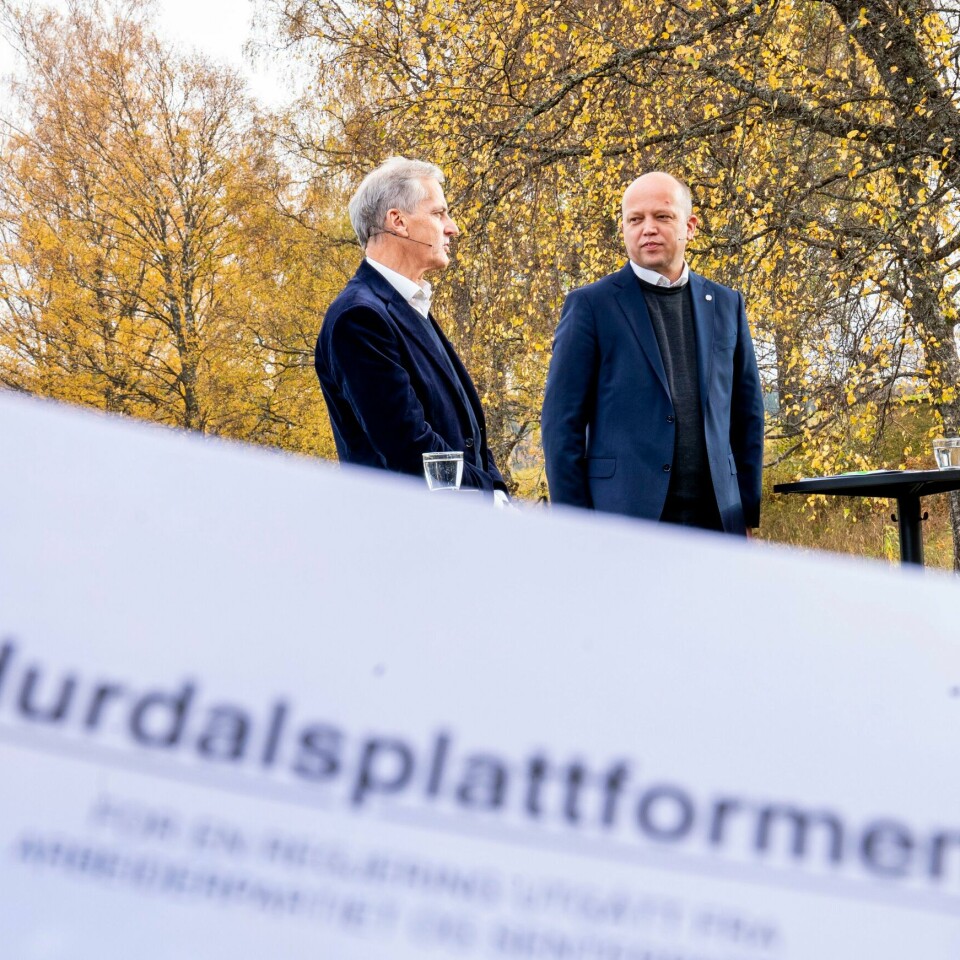 POLITIKK: Leder i Ap Jonas Gahr Støre t.v. og leder i Sp Trygve Slagsvold Vedum har skrevet om sin felles politikk i Hurdals-plattformen. Der står det også om asylpolitikken. Noas er bekymret for hvilke følger den vil få for asylsøkere og flyktninger. Foto: Torstein Bøe / NTB Jonas Gahr Støre (til venstre) og Trygve Slagsvold da de presenterte den nye regjeringsplattformen. Foto: Torstein Bøe / NTB