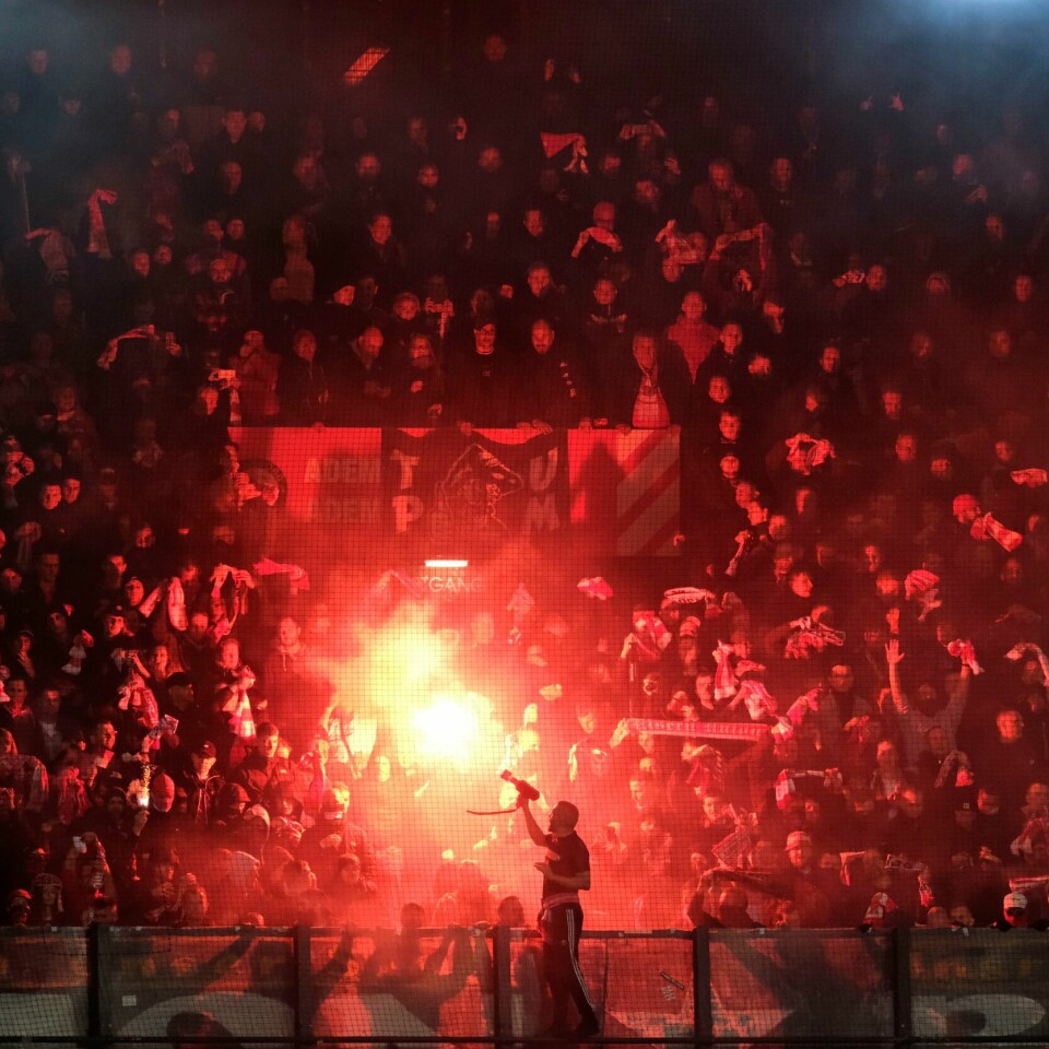 BRÅK: Det ble bråk mellom politifolk og tilhengere under kampen i Nederland. Feyenoord-fansen tenner fyrverkeri på De Kuip under kampen mot Union Berlin. Foto: Patrick Post / AP / NTB