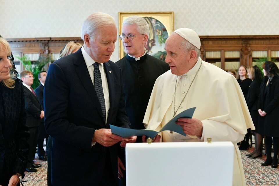 MEKTIGE: Joe Biden og pave Frans er to av verdens mektigste katolikker. USAs president Joe Biden og kona Jill sammen med pave Frans. Foto: Evan Vucci / AP / Vatican Media via AP / NTB