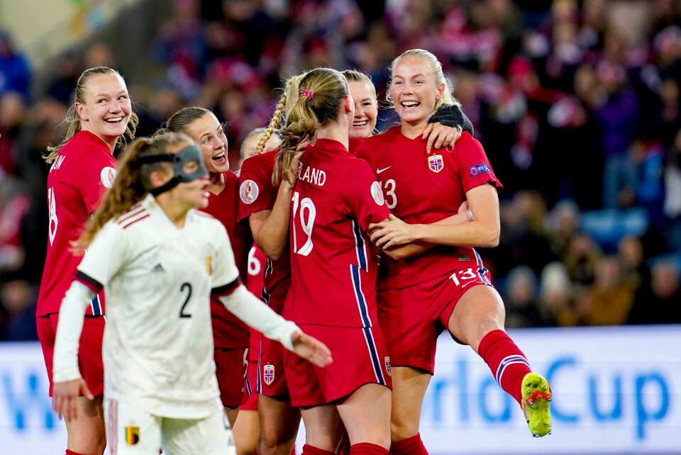 VANT: Norge vant med fire mål mot Belgia i en kvalifiseringskamp til verdens-mesterskapet. Guro Bergsvand (til h.) jubler med lagvenninnene etter å ha gitt Norge ledelsen mot Belgia. Først i køen av gratulanter står klubbvenninne Elisabeth Terland. Foto: Terje Bendiksby / NTB