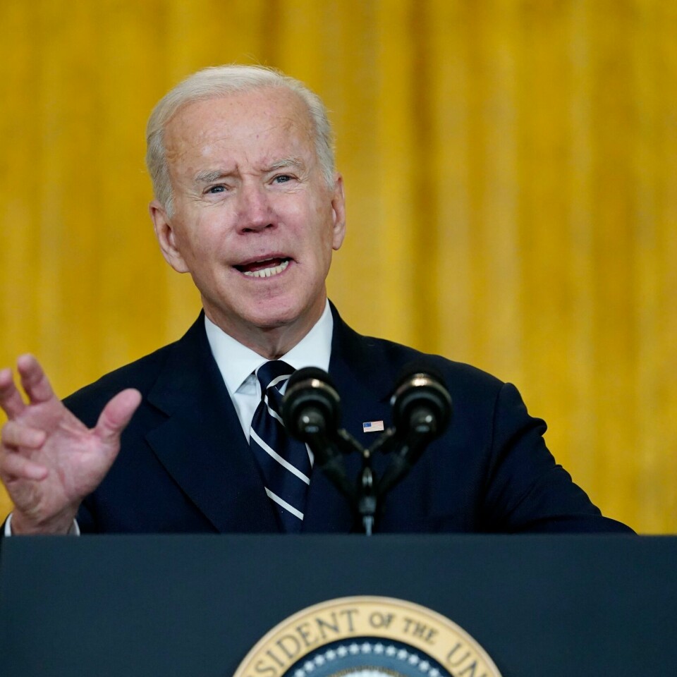 KRAV: President Joe Biden stiller strengere krav for å få flere til å vaksinere seg. President Joe Biden holdt torsdag tale om sin nedjusterte reformpakke. Det er ennå uklart om den vil bli vedtatt. Foto: Susan Walsh / AP / NTB