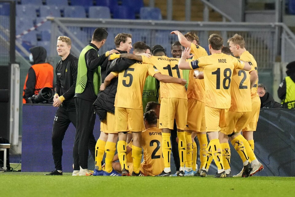 JUBEL: 1.500 norske fans så Bodø/Glimt spille i Roma torsdag. Her feirer laget etter å ha skåret andre mål. Kampen endte 2-2. Bodø/Glimt-spillerne feirer Erik Botheims mål mot Roma. Foto: Alessandra Tarantino / AP / NTB