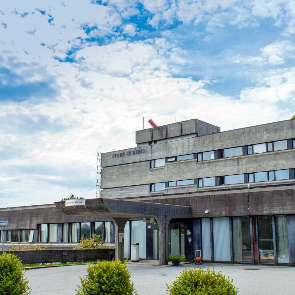 STENGT: Stord sjukehus har vært stengt for besøkende de siste dagene på grunn av smitte. Tre toppledere er blant dem som er blitt prioritert i Helse Fonnas koronavaksinestrategi. Her fra Stord sykehus i 2016. Foto: Helse Fonna / NTB