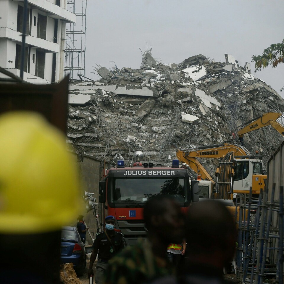 KOLLAPS: Redningsarbeidere leter etter døde og overlevende etter at en høyblokk raste sammen i Lagos i Nigeria mandag. 36 personer var funnet døde og ni personer var reddet ut torsdag. Redningsarbeidere leter etter omkomne og overlevende etter at en høyblokk raste sammen i Lagos i Nigeria mandag. 36 personer var funnet omkommet og ni personer var reddet ut per torsdag. Foto: AP / Sunday Alamba / NTB