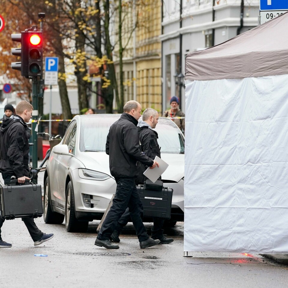 DØMT: Mannen som ble skutt av politiet på Bislett i Oslo skal tidligere være dømt for drapsforsøk. Politiet etterforsker på stedet etter at en mann ble skutt av politiet på Bislett i Oslo. Mannen hadde ifølge politiet prøvd å angripe flere personer med kniv. Foto: Torstein Bøe / NTB