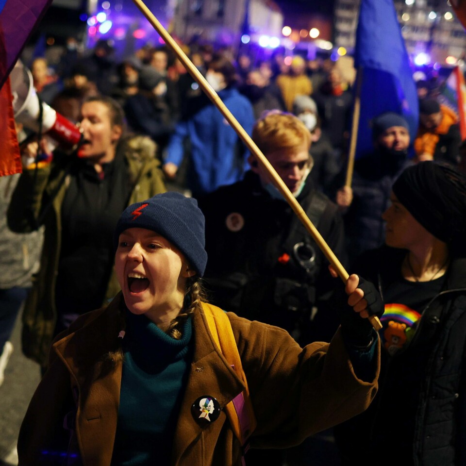 PROTEST: Demonstranter samlet seg for i Warszawa torsdag. De protesterte mot det kontroversielle lovforslaget. Protest