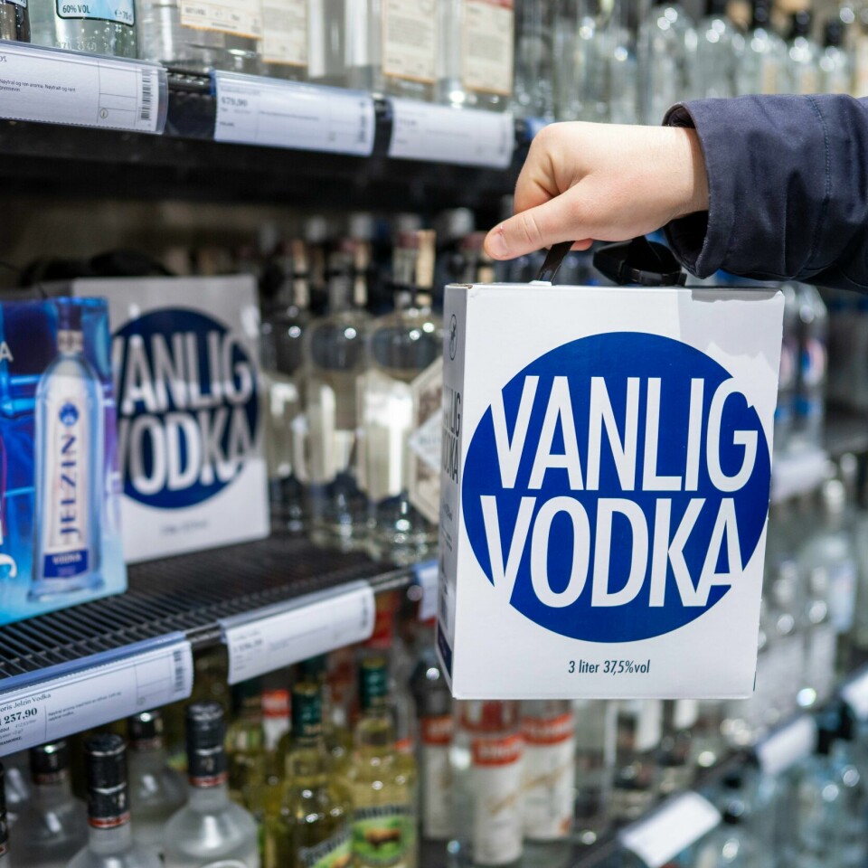 VODKA: Noen mener salg av tre liters vodka burde forbys. Treliters kartonger med såkalt Vanlig Vodka står i en hylle på Vinmonopolet i Oslo City. Nå vil rusorganisasjoner ha varene ut av hyllene. Foto: Heiko Junge / NTB