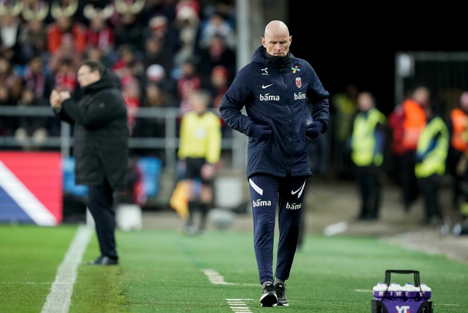 TRENER: Trener Ståle Solbakkens lag skal spille en svært viktig kamp på tirsdag. Ståle Solbakken på sidelinjen under den målløse VM-kvalifiseringskampen mot Latvia. Foto: Stian Lysberg Solum / NTB