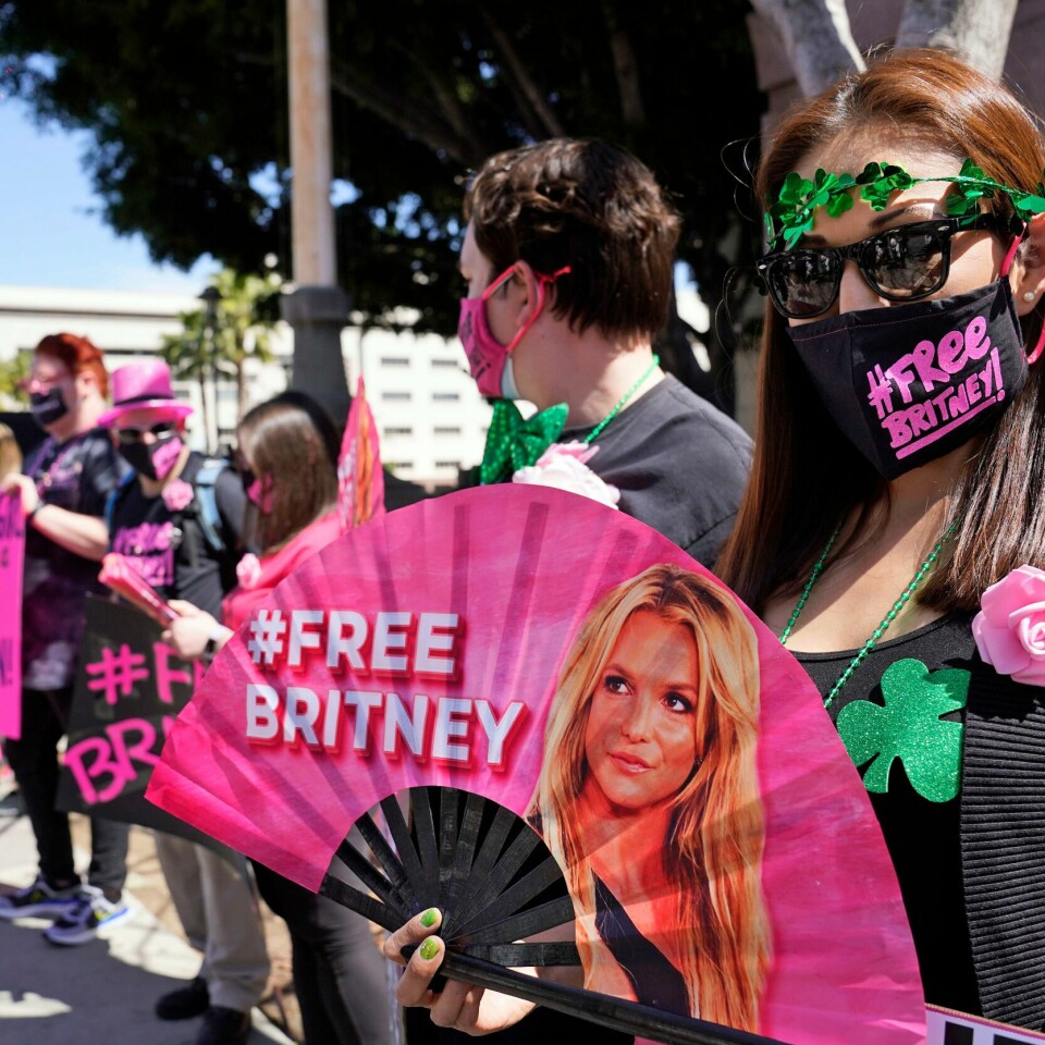 FRI? Fans står med «Free Britney»-plakater utenfor domstolen i Los Angeles i mars. Fredag kan hun bli fri fra vergemålet. Britney Spears-støttespillere med «Free Britney»-plakater utenfor domstolen i Los Angeles i mars. Fredag kan vergemålsordningen bli avviklet. Foto: Chris Pizzello / AP / NTB
