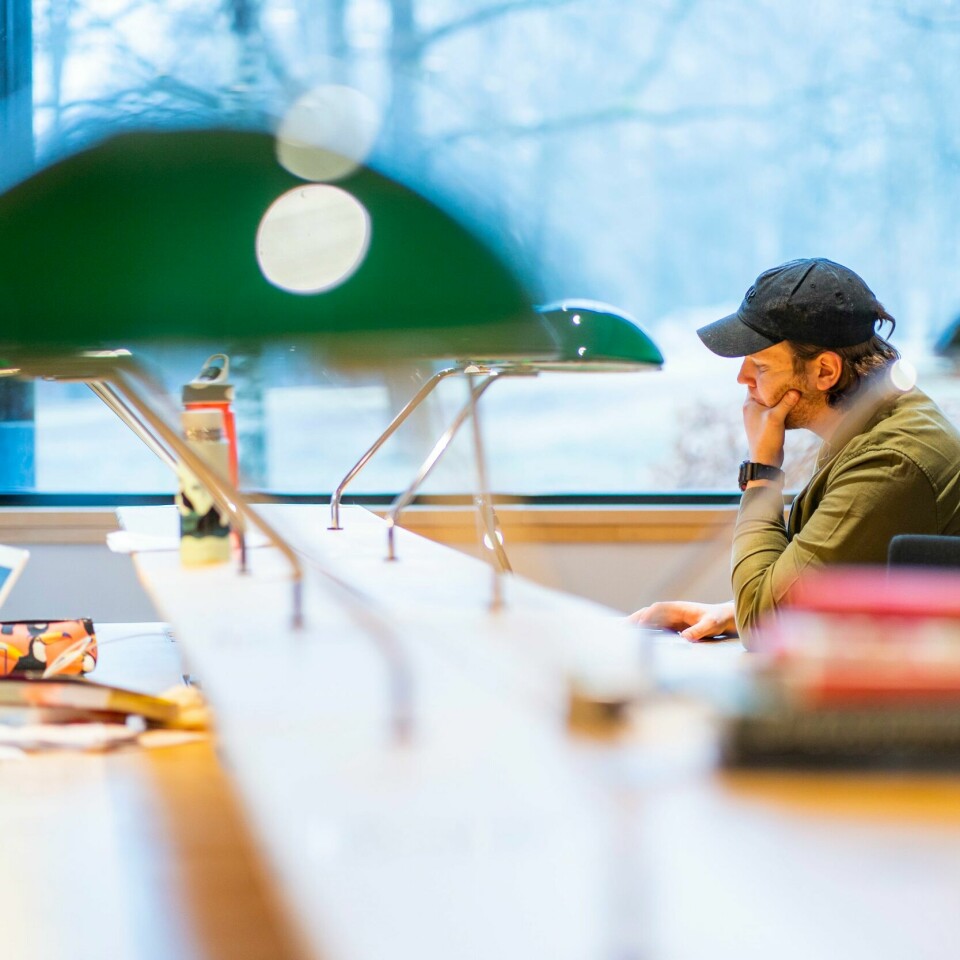 STUDENT: Flere studenter og unge voksne sier de sliter med å sove. Og dobbelt så mange unge bruker sovemedisin som i 2010. Universitetet i Oslo var den utdanningsinstitusjonen som strauk færrast studentar, berre 3,8 prosent. Foto: Håkon Mosvold Larsen / NTB / NPK