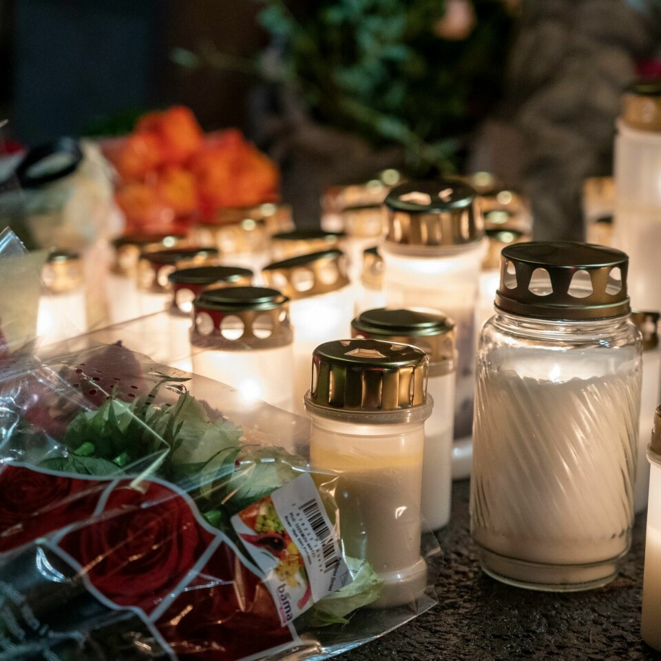DØD: Lys og blomster er lagt ned på Bislett. Der ble en mann ble skutt av politiet tirsdag morgen. Han var på permisjon fra behandling under tvunget pysisk helsevern.Foto: Terje Pedersen / NTB Lys og blomstrar er lagt ned på Bislett der den 33 år gamle mannen vart skotne og drept av politiet tysdag morgon. Foto: Terje Pedersen / NTB