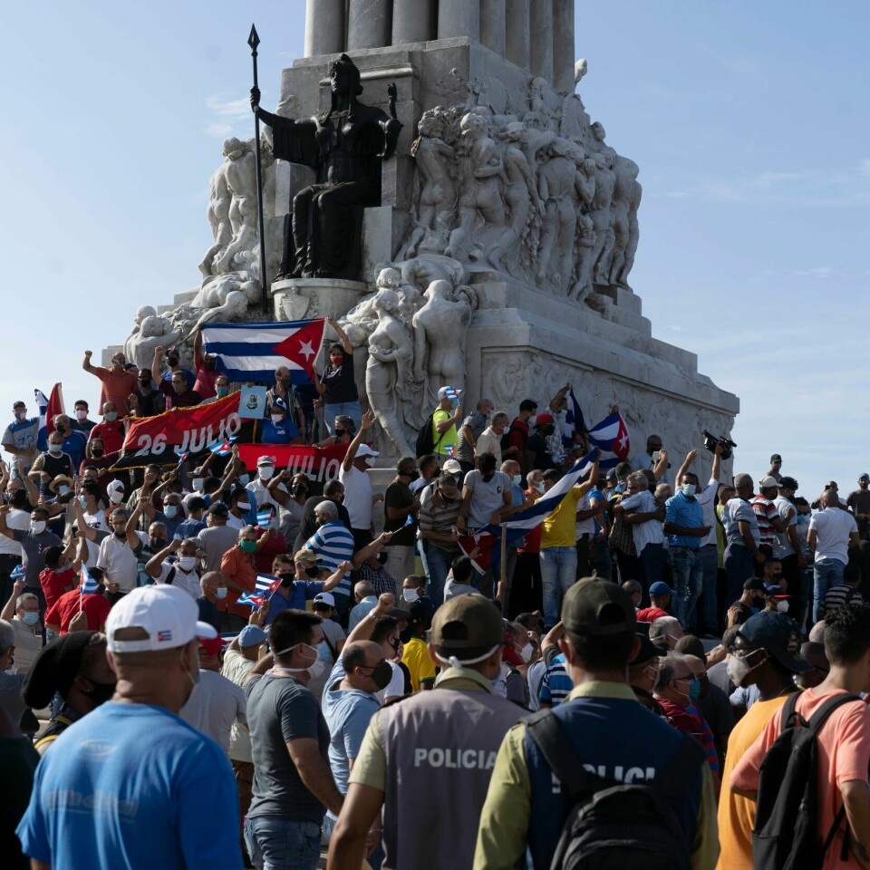DEMONSTRASJONER: Stadig flere cubanere protesterer mot regimet i landet. Cubanere demonstrerer mot regjeringen på Cuba i hovedstaden Havanna 11. juli. Foto: Eliana Aponte / AP / NTB