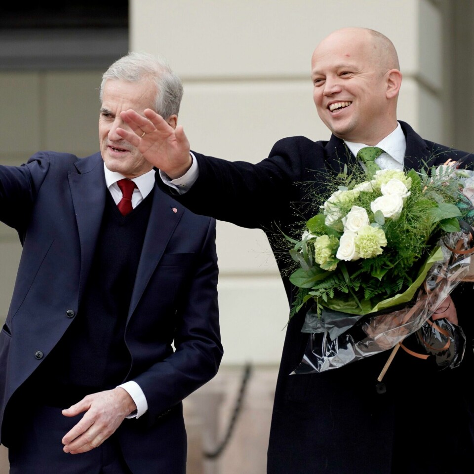 BUDSJETT: Jonas Gahr Støre og Trygve Slagsvold Vedum skal presentere en ny versjon av statsbudsjettet over helgen. Statsminister Jonas Gahr Støre (Ap) og finansminister Trygve Magnus Slagsvold Vedum (Sp) med blomster på Slottsplassen etter regjeringens første statsråd på Slottet. Foto: Heiko Junge / NTB