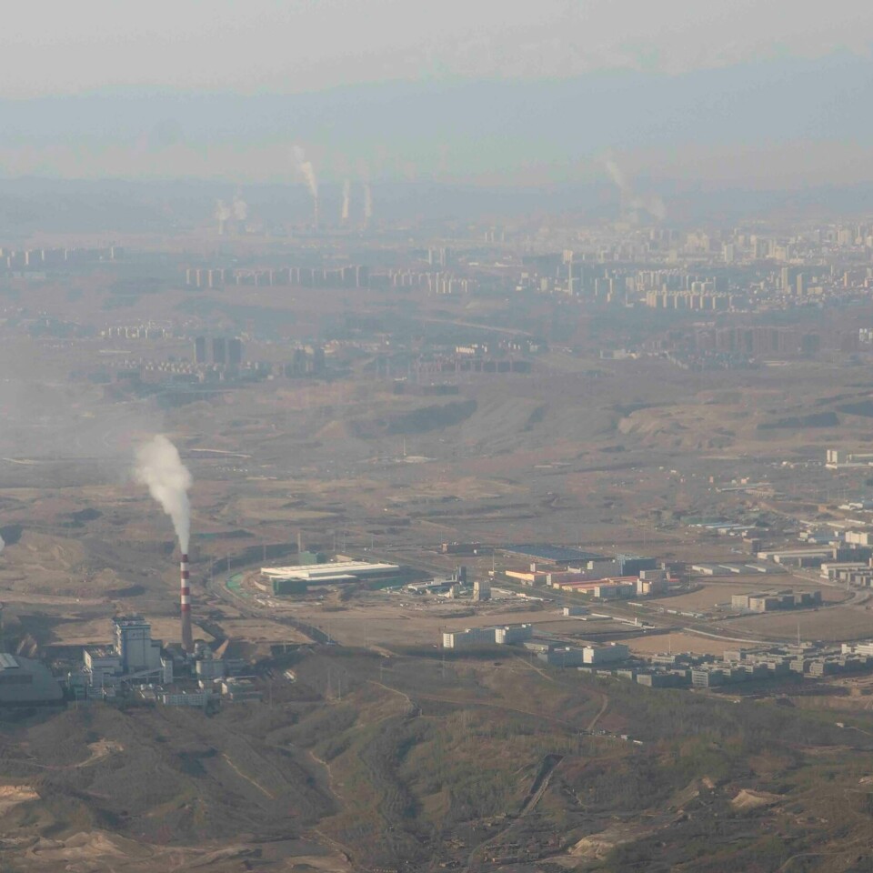 UTSLIPP: Røyk og damp kommer opp fra et varmekraftverk i Urumqi i Xinjiang-provinsen i Kina. De globale utslippene i 2021 er tilbake på nivået fra før pandemien, og nesten like høye som i rekordåret 2019. Røyk og damp siver opp fra et kullfyrt varmekraftverk i Urumqi i Xinjiang-provinsen i Kina. De globale utslippene i 2021 er tilbake på nivået fra før pandemien, og nesten like høye som i rekordåret 2019. Kinas andel øker til nesten en tredel, heter det i den årlige rapporten fra forskningssamarbeidet Global Carbon Project. Foto: Mark Schiefelbein / AP / NTB