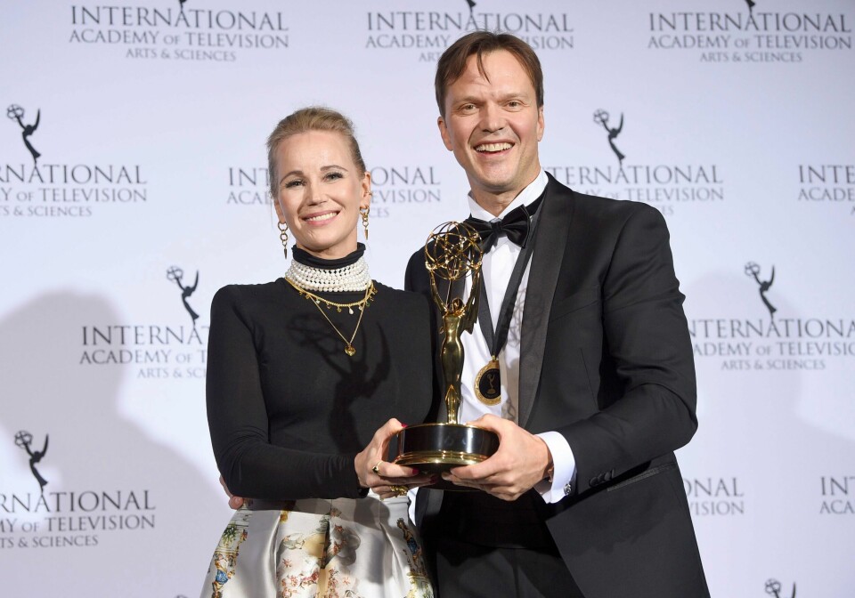 VANT: Regissør Alexander Eik og skuespiller Sofia Helin med Emmy-prisen. Foto: Evan Agostini / Invision / AP / NTB Serieskaper Alexander Eik og skuespiller Sofia Helin med Emmy-prisen. Foto: Evan Agostini / Invision / AP / NTB
