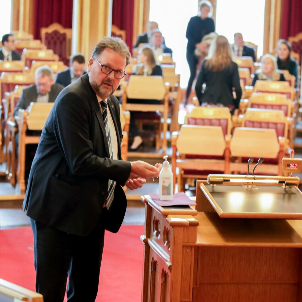 STORTINGET: Svein Harberg er visepresident på Stortinget. Han sier sakene om ulovlige pendlerboliger skal undersøkes videre.