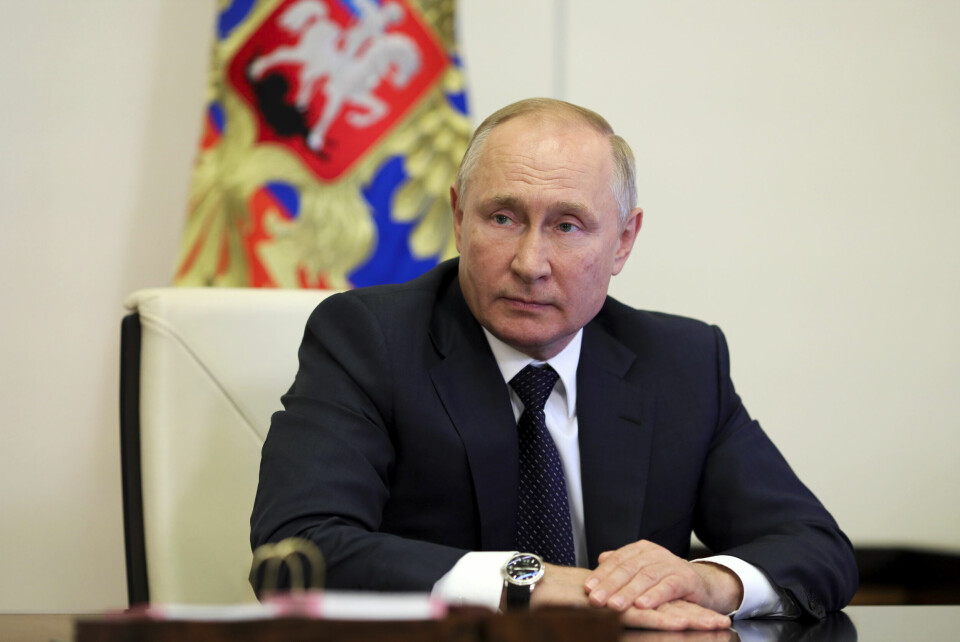 PRESIDENT: President Vladimir Putin har bedt befolkningen om å «ta ansvar» og vaksinere seg. Vladimir Putin skal ikke til Glasgow. Foto: Evgeniy Paulin, Sputnik, Kremlin Pool Photo via AP / NTB