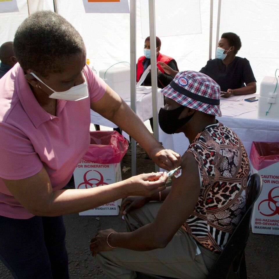 VIRUS: En ny variant av korona-viruset er oppdaget i Sør-Afrika. Verdens helseorganisasjon jobber med å finne ut hvor farlig den er. WHO frykter at vaksinemangel kan føre til at deler av Afrika blir yngleplasser for vaksineresistente virusvarianter. Her settes en vaksinedose i Soweto i Sør-Afrika. Foto: Denis Farrell / AP / NTB