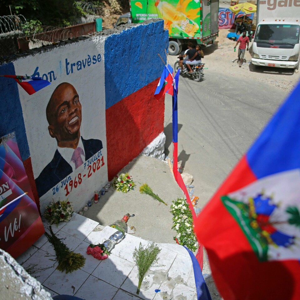 PÅGREPET: Mer enn 40 personer er pågrepet etter drapet på presidenten i Haiti 7. juli. Plakat av den avdøde presidenten på Haiti.