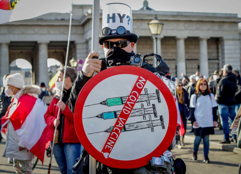 SINTE: Innbyggere i flere land har har vist hard motstand mot nye, strenge tiltak mot koronasmitte. Fra februar blir det obligatorisk å ta koronavaksinen i Østerrike, noe denne demonstranten tydeligvis ikke er glad for. Foto: AP Photo/Lisa Leutner / NTB