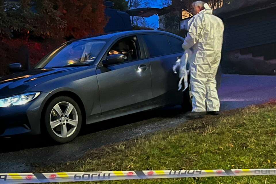 UNDERSØKELSER: Politiet er på stedet for å gjøre undersøkelser der den døde personen ble funnet. Politiet er på stedet og gjøre undersøkelser etter funn av en død person i Molde.Foto: Kjell Langmyren / NTB