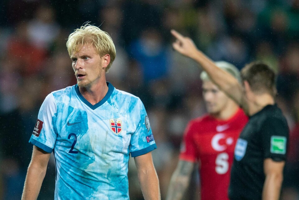 PRIS: Morten Thorsby får pris for sitt engasjement for klima og miljø. Han spiller blant med drakt nummer 2 for å minne om at jorda ikke må bli mer enn 2 grader varmere. Bildet er av fotballspilleren Morten Thorsby. Han har på hvit og blå landslagsdrakt fra Norge. Thorsby har også drakt nummer 2. I bakgrunnen er en dommer og en spiller fra Tyrkia. Dommeren i sort trøye og den tyrkiske spilleren i rødt. Foto: Annika Byrde / NTB
