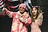 Rapper Namewee til venstre i rosa klær. Kimberley Chen til høyre med matchende klær.