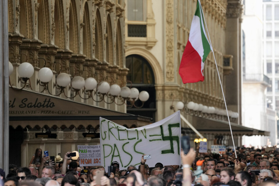 ITALIA: Her sammenligner demonstranter i Italia nye koronatiltak med nazisme. Det såkalte «grønne passet» har vakt store reaksjoner i Italia. Foto: Antonio Calanni / AP / NTB