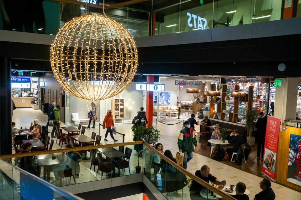 ROLIG: Etter snart to år med pandemi er mange mer avslappet. Slik er det også nå før jul. Den beste gaven vi kan gi hverandre i år, er å gjøre det vi kan for å bremse smitten. Bildet er av folk som går inne på et julepyntet kjøpesenter. Korona-pandemien er ikke over