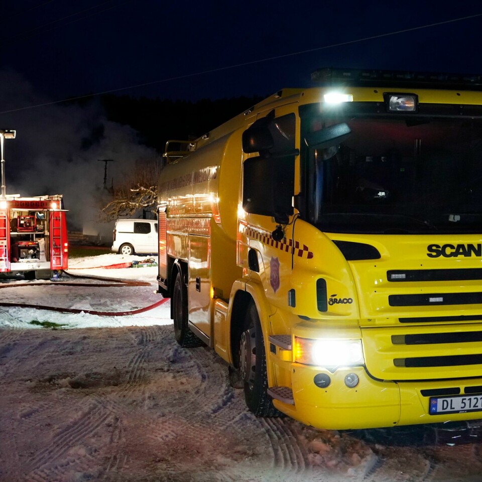 BRANN: Et hus i Svelvik brant ned natt til mandag. Fire personer var trolig i huset. Foto: Terje Bendiksby / NTB Nødetatene er på stedet der en enebolig brant ned natt til mandag. Foto: Terje Bendiksby / NTB