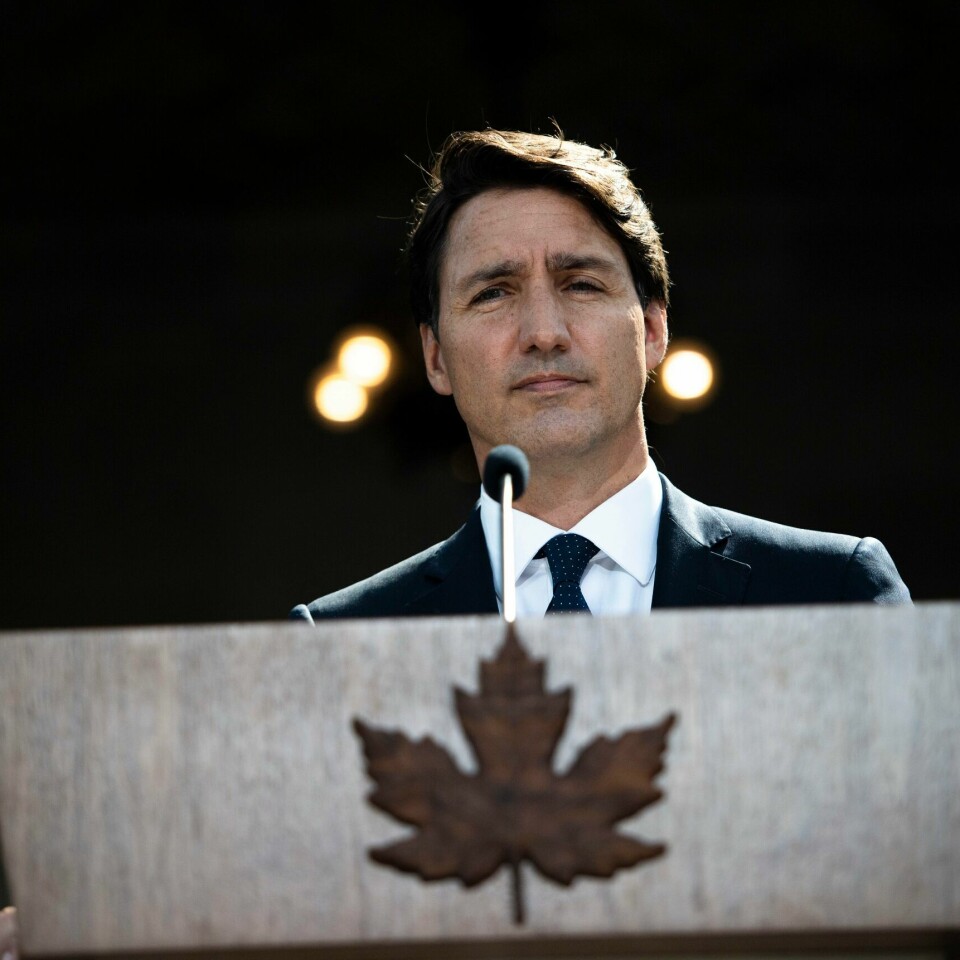 FEIL: Justin Trudeau kan ha gjort en feil da han ville ha nytt valg i Canada. For i stedet for å få mer støtte, kan han ende opp med mindre. Bildet er av Canadas statsminister Justin Trudeau. Han står bak en talerstol med et stilisert lønneblad trykket på. Det er nasjonalsymbolet til Canada. Foto: Justin Tang / AP / NTB