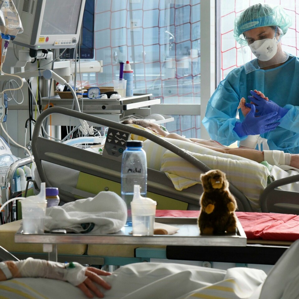 PROBLEMER: Kluge tror sykehus over hele Europa kan få store problemer i vinter. Den økende koronasmitten begynner å tære på helsesystemet i Tyskland. Antall koronapasienter som er innlagt på sykehus per 100.000 innbygger i løpet av sju dager ligger på 3.93 mandag, noe opp fra fredag da tallet lå på 3,91, ifølge tall fra RKI. Foto: Waltraud Grubitzsch / DPA / AP / NTB