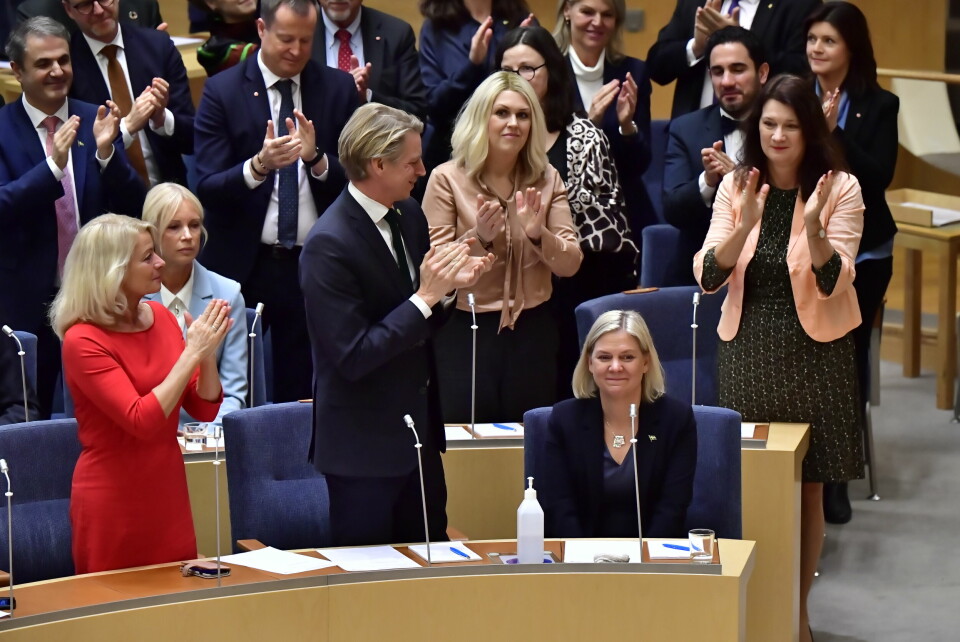 APPLAUS: Andersson fikk applaus i Riksdagen på mandag. For andre gang på under en uke har Magdalena Andersson (S) blitt godkjent som statsminister av Riksdagen i Sverige.Foto: Jonas Ekströmer/TT / NTB