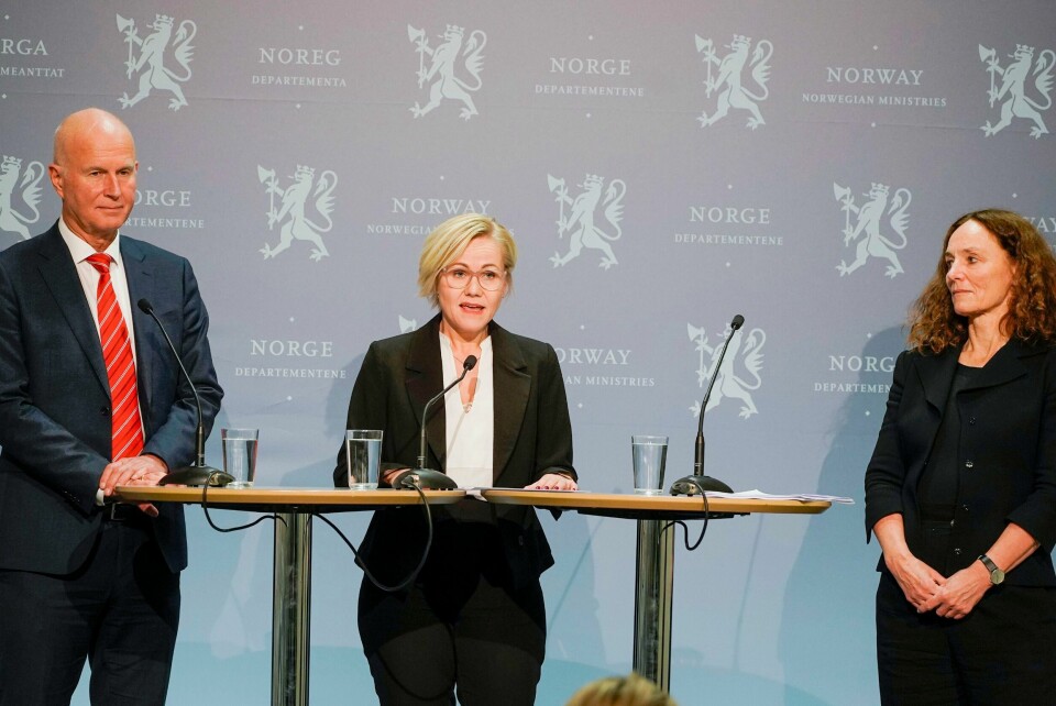 KORONA: Helsedirektør Bjørn Guldvog, helseminister Ingvild Kjerkol og FHI-direktør Camilla Stoltenberg følger godt med på den nye varianten av korona-viruset. Stoltenberg sier myndighetene er bekymret. Helse- og omsorgsminister Ingvild Kjerkol på ein pressekonferanse om koronaviruset med helsedirektør Bjørn Guldvog og direktør i Folkehelseinstituttet Camilla Stoltenberg. Foto: Terje Pedersen / NTB / NPK