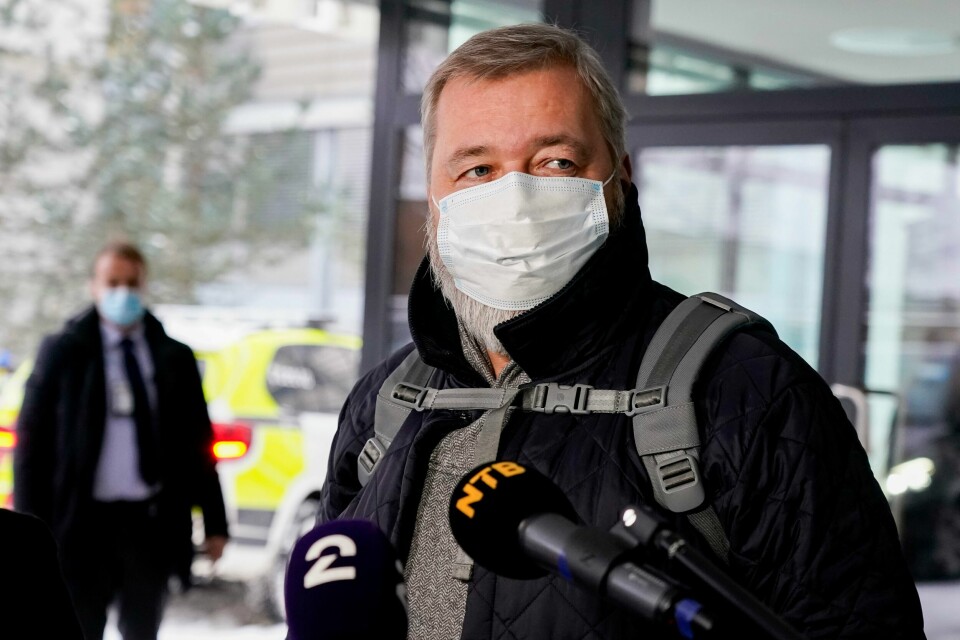 FRAMME: Mange medier ville snakke med fredspris-vinner Dmitrij Muratov etter at han hadde landet på Oslo lufthavn onsdag.Foto: Terje Bendiksby / NTB En rekke journalister og fotografer hadde møtt opp da fredsprisvinner Dmitrij Muratov landet på Oslo lufthavn onsdag ettermiddag.Foto: Terje Bendiksby / NTB