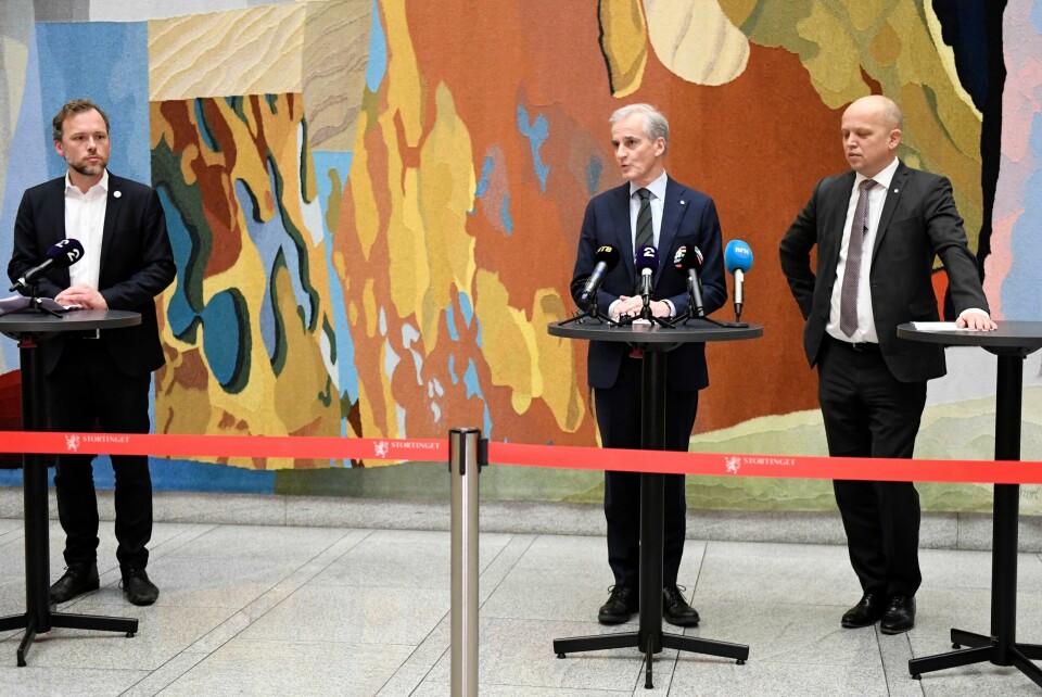 ENIGE: Regjeringen og Sosialistisk Venstreparti er enige om nytt forslag til statsbudsjett. Statsminister Jonas Gahr Støre i Arbeiderpartiet (midten) la fram budsjettavtalen sammen med SV-leder Audun Lysbakken (t.v.). Til høyre står finansminister Trygve Slagsvold Vedum (Sp). Foto: Annika Byrde / NTB En småsyk SV-leder Audun Lysbakken ble stående for seg selv da han og de to regjeringsmakkerne Jonas Gahr Støre (Ap) og Trygve Slagsvold Vedum (Sp) la fram budsjettenigheten mandag. Foto: Annika Byrde / NTB