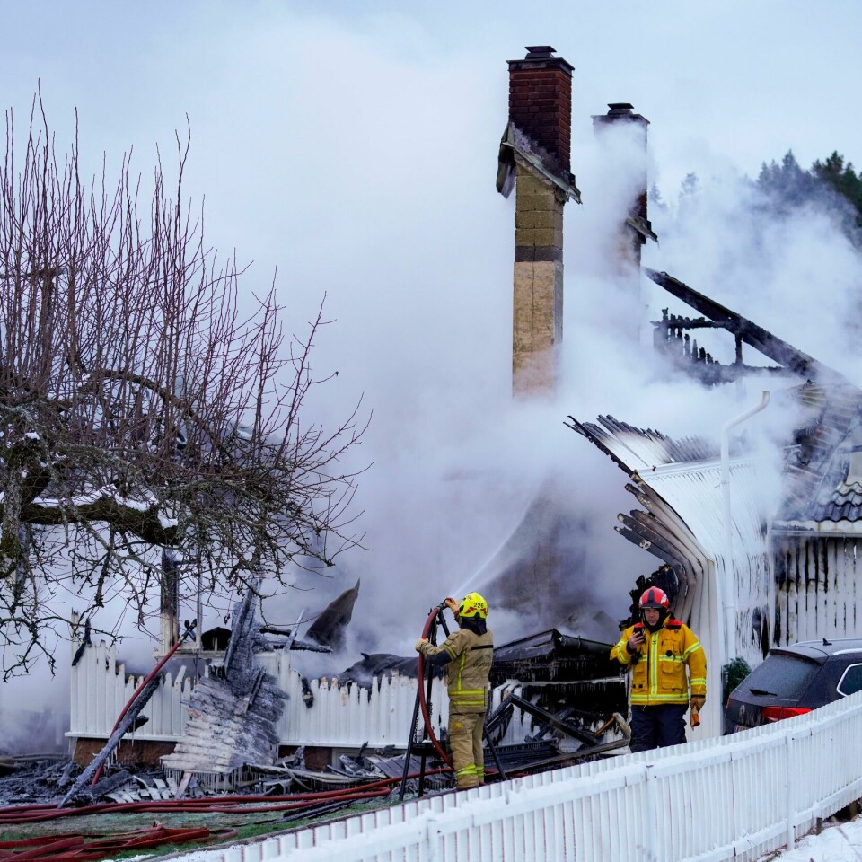 SVELVIK: Fire personer er fortsatt savnet etter et hus brant ned i Drammen. Mannskap fra brann- og redningsetaten ved ruinene av et bolighus i Svelvik i Drammen kommune som ble totalskadd i brann natt til mandag. Foto: Terje Bendiksby / NTB