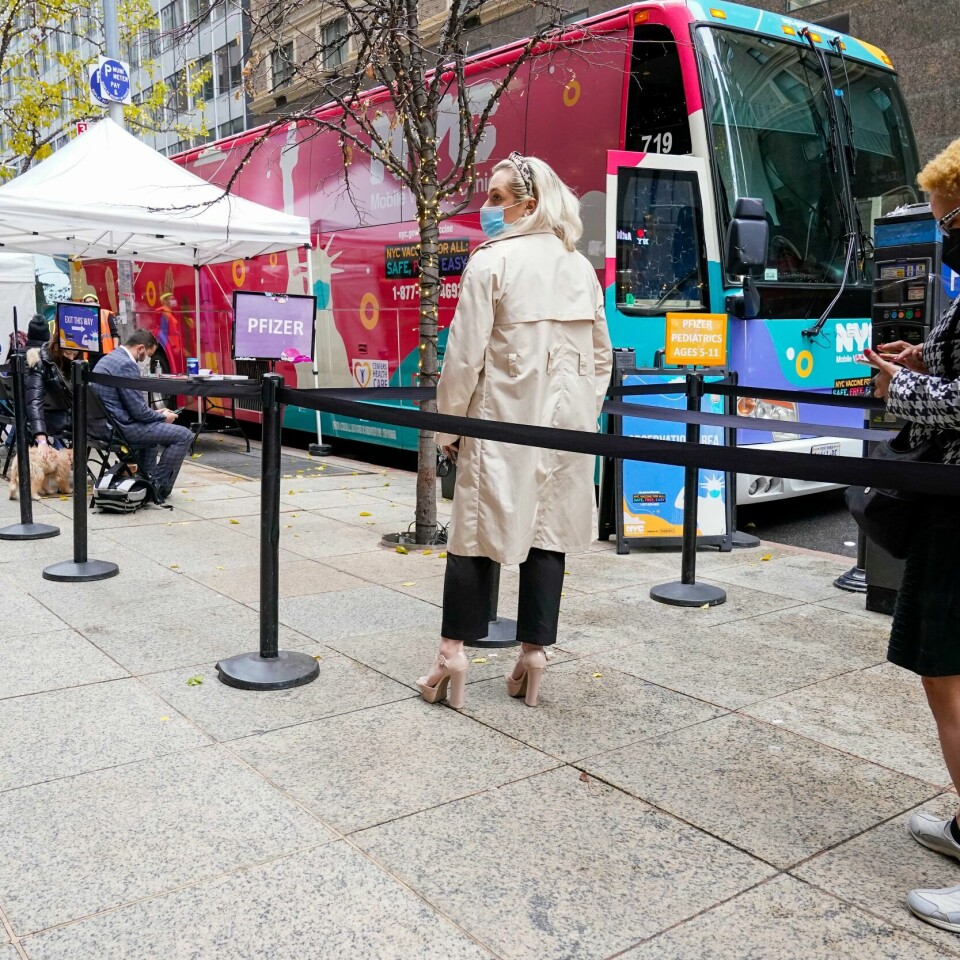 Alle private arbeidsgivere i New York må kreve at ansatte er vaksinert innen 27. desember, sier ordfører Bill de Blasio mandag. Her venter innbyggere i kø ved et mobilt vaksinesenter i byen. Foto: Mary Altaffer / AP Photo / NTB Alle private arbeidsgivere i New York må kreve at ansatte er vaksinert innen 27. desember, sier ordfører Bill de Blasio mandag. Her venter innbyggere i kø ved et mobilt vaksinesenter i byen. Foto: Mary Altaffer / AP Photo / NTB