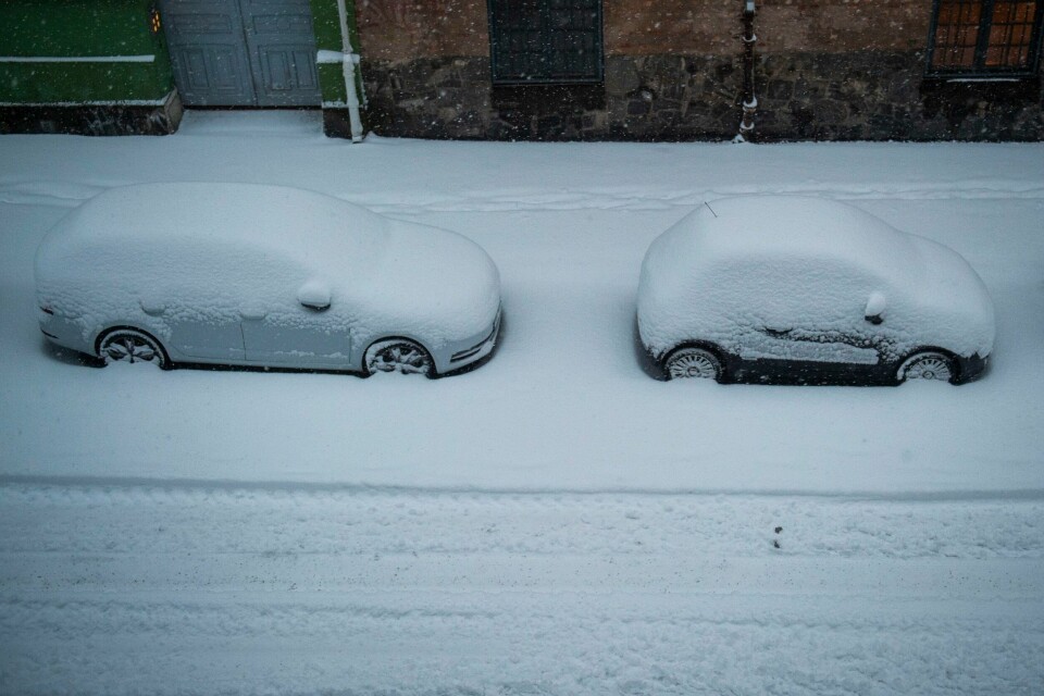SNØ: Veiføret kan bli dårligere nå som snøen begynner å falle i store deler av Norge. Foto: Fredrik Varfjell / NTB