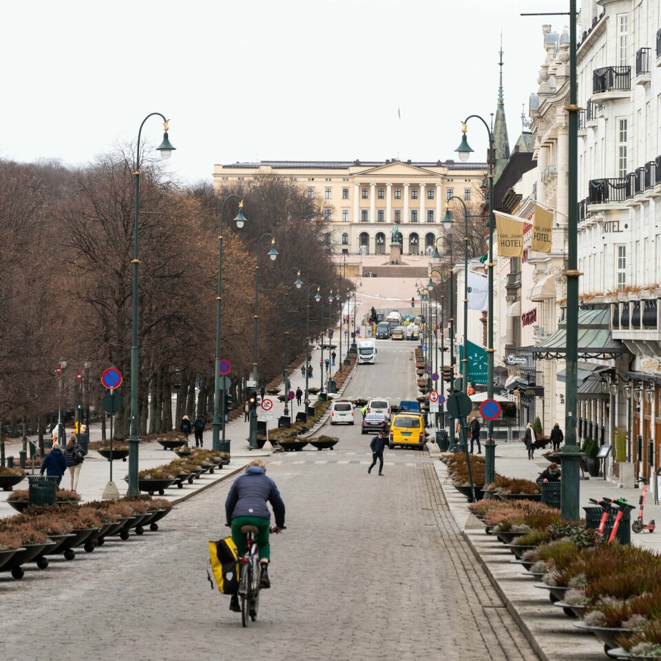 TOMT: I fjor var gatene til tider nesten tomme på grunn av koronaviruset. Regjeringen håper de kan slippe å stenge igjen Norge igjen. Smittetala har i lang tid peika oppover, og fleire stader har registrert rekordhøge smittetal. Fredag held regjeringa pressekonferanse om koronasituasjonen. Foto: Erik Johansen / NTB / NPK