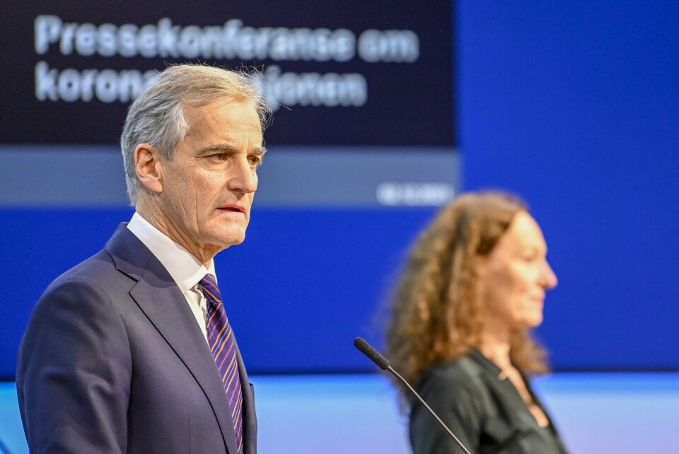 BREMSE: Jonas Gahr Støre og regjeringen vil ha nye og strenge regler for å bremse omikron-varianten av korona. Statsminister Jonas Gahr Støre og Camilla Stoltenberg i FHI på pressekonferansen om koronasituasjonen i Marmorhallen torsdag. Foto: Annika Byrde / NTB