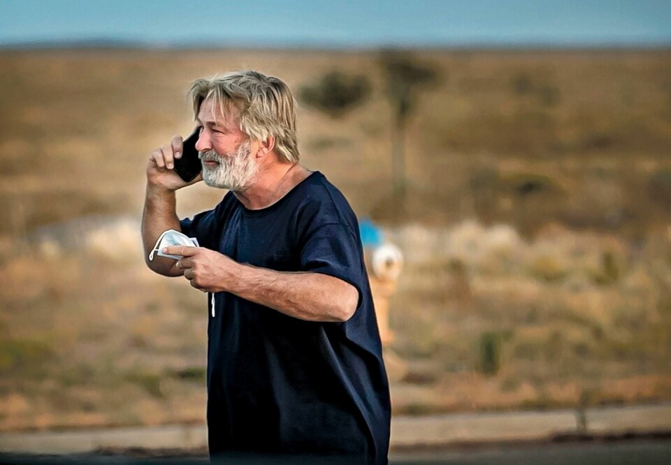 FRUSTRERT: Baldwin sier i intervjuet med ABC at hendelsen er det verste som har hendt ham noensinne. Alec Baldwin snakker i telefonen på parkeringsplassen utenfor sheriffens kontor i Santa Fe etter at han ble avhørt om ulykken. Foto: Jim Weber/Santa Fe New Mexican via AP / NTB